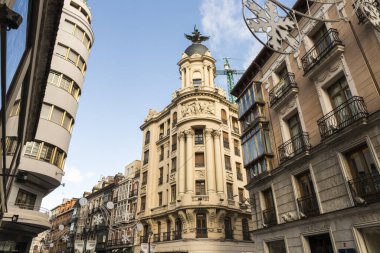 Valladolid, İspanya. 1936 yılında Benjamin Gutierrez Prieto tarafından tasarlanan Calle Santiago 'daki La Union y el Fenix (The Union and the Phoenix) binası.