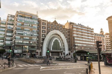 Valladolid, İspanya. Modern Iglesia de Nra Senora Reina de la Paz (Barış Kraliçemizin Kilisesi) Keşiş Nişanı 'nın bir parçası.
