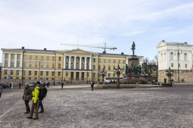 Helsinki, Finlandiya. Senato Meydanı (Senaatintori), soğuk bir kış gününde buz ve karla kaplı neoklasik binalarla dolu bir halk meydanı.
