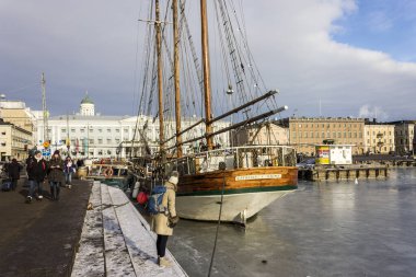 Helsinki, Finlandiya. Buz ve karla kaplı soğuk bir kış gününde eski kasabayı çevreleyen donmuş suların manzarası.