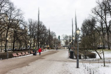 Helsinki, Finlandiya. Esplanadi manzarası, soğuk bir kış gününde buz ve karla kaplı bir yürüyüş alanı ve şehir parkı.