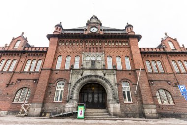 Helsinki, Finlandiya. Tarihi bir bina olan Eski Gümrük Dairesi, soğuk bir kış gününde, buz ve karla kaplıydı.