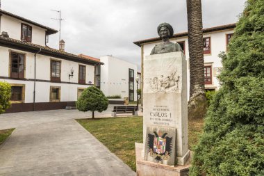 Villaviciosa, İspanya. Kutsal Roma İmparatoru V. Charles 'ın 1517 yılında İspanya' ya yaptığı ilk ziyaretin anısına dikilmiş bir anıt.