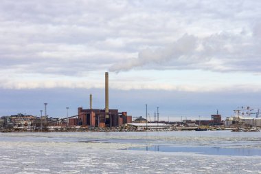 Helsinki, Finlandiya. Buz ve karla kaplı soğuk bir kış gününde eski kasabayı çevreleyen donmuş suların manzarası.