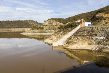 Lora del Rio, İspanya. 1992 'de Guadalbarcar Nehri' nde inşa edilen su deposu Jose Toran 'ın baraj ve su deposu.
