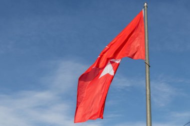 Lora del Rio, İspanya. Endülüs 'teki bu kasabada Malta Hükümdar Askeri Düzeni bayrağı