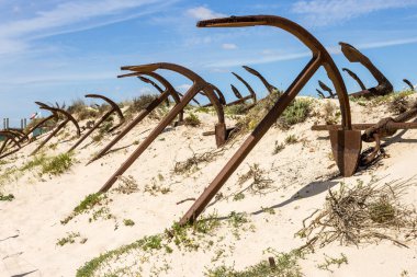 Tavira, Portekiz. Çemiterio das Ancoras (Anchor Mezarlığı), Praia do Barril 'in Ilha de Tavira adasındaki büyük bir şehir simgesidir.
