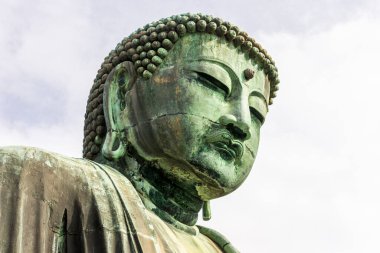 Kamakura, Japonya. Büyük Buda 'nın (Daibutsu) görünüşü, Budist tapınağında Amida Buddha' yı (Amitabha) temsil eden büyük bronz heykel.