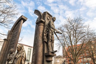 Hannover, Almanya. Denkmal der Gottinger Sieben (Gottingen Yedilisi anıtı), yedi üniversite profesörüne adanmış bir heykel kompleksi.