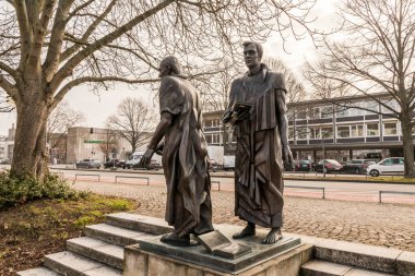 Hannover, Almanya. Denkmal der Gottinger Sieben (Gottingen Yedilisi anıtı), yedi üniversite profesörüne adanmış bir heykel kompleksi.