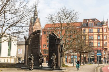 Hannover, Almanya. Denkmal der Gottinger Sieben (Gottingen Yedilisi anıtı), yedi üniversite profesörüne adanmış bir heykel kompleksi.