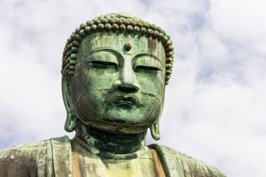 Kamakura, Japonya. Büyük Buda 'nın (Daibutsu) görünüşü, Budist tapınağında Amida Buddha' yı (Amitabha) temsil eden büyük bronz heykel.