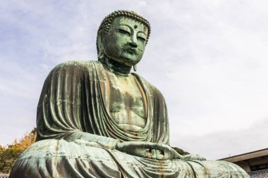 Kamakura, Japonya. Büyük Buda 'nın (Daibutsu) görünüşü, Budist tapınağında Amida Buddha' yı (Amitabha) temsil eden büyük bronz heykel.