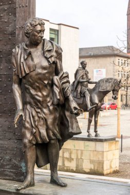 Hannover, Almanya. Denkmal der Gottinger Sieben (Gottingen Yedilisi anıtı), yedi üniversite profesörüne adanmış bir heykel kompleksi.
