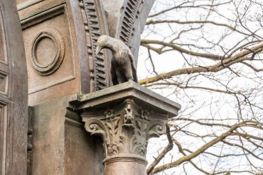 Hannover, Almanya. Denkmal der Gottinger Sieben (Gottingen Yedilisi anıtı), yedi üniversite profesörüne adanmış bir heykel kompleksi.