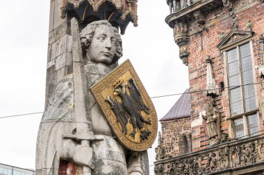 Bremen, Almanya. Roland 'ın (Şarlman komutasındaki bir Fransız askeri lideri) bir heykeli olan Bremen Roland 1404 yılında dikildi. Pazar karesi (Rathausplatz)