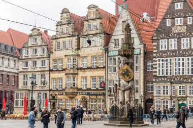 Bremen, Almanya. Roland 'ın (Şarlman komutasındaki bir Fransız askeri lideri) bir heykeli olan Bremen Roland 1404 yılında dikildi. Pazar karesi (Rathausplatz)