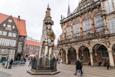 Bremen, Almanya. Roland 'ın (Şarlman komutasındaki bir Fransız askeri lideri) bir heykeli olan Bremen Roland 1404 yılında dikildi. Pazar karesi (Rathausplatz)