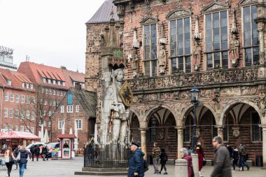 Bremen, Almanya. Roland 'ın (Şarlman komutasındaki bir Fransız askeri lideri) bir heykeli olan Bremen Roland 1404 yılında dikildi. Pazar karesi (Rathausplatz)