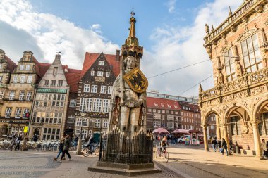 Bremen, Almanya. Roland 'ın (Şarlman komutasındaki bir Fransız askeri lideri) bir heykeli olan Bremen Roland 1404 yılında dikildi. Pazar karesi (Rathausplatz)