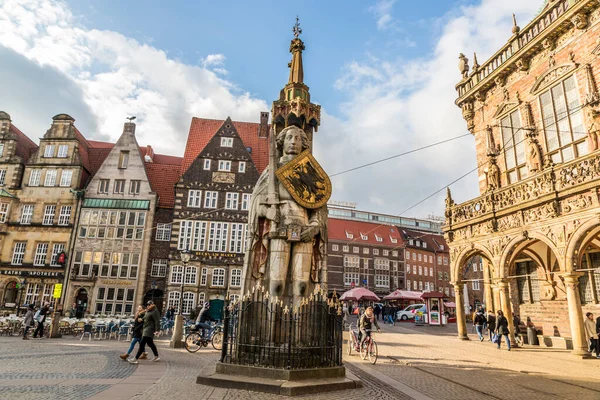브레멘 1404 년에는 샤를마뉴가 이끄는 프랑크의 지도자 롤랑의 동상인 브레멘롤랑 — 스톡 사진