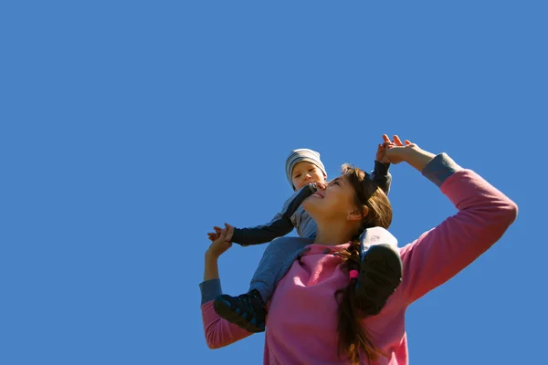 Mamma med son mot den blå himlen — Stockfoto