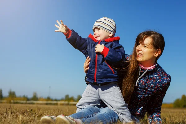 Glücklich junge schöne Mather mit Baby auf Natur im Freien — Stockfoto