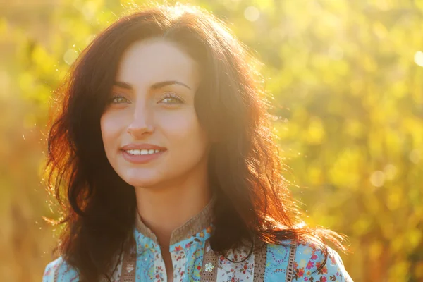 Schoonheid sunshine meisje portret. — Stockfoto