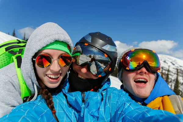 Группа счастливых друзей катаются на сноуборде, делая селфи — стоковое фото