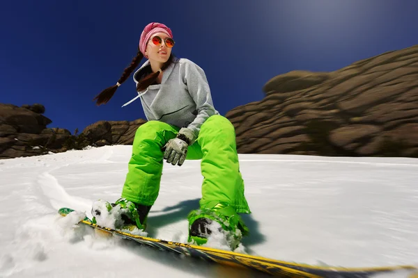 Snowboardista vede vedlejší prst vyřezat — Stock fotografie