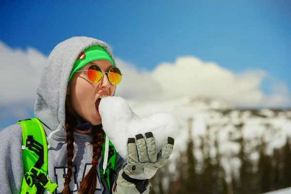 Retrato de jovem snowboarder menina com coração de neve nas mãos — Fotografia de Stock