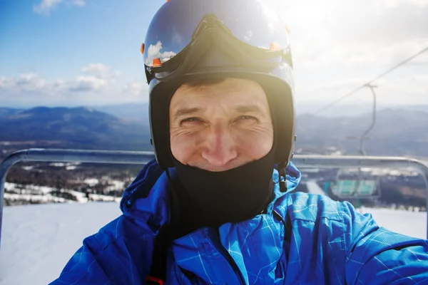 Retrato del esquiador / snowboarder mirando directamente a la ca —  Fotos de Stock