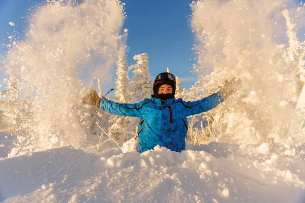 Snowboarder se divertindo em uma floresta de inverno fantástica — Fotografia de Stock