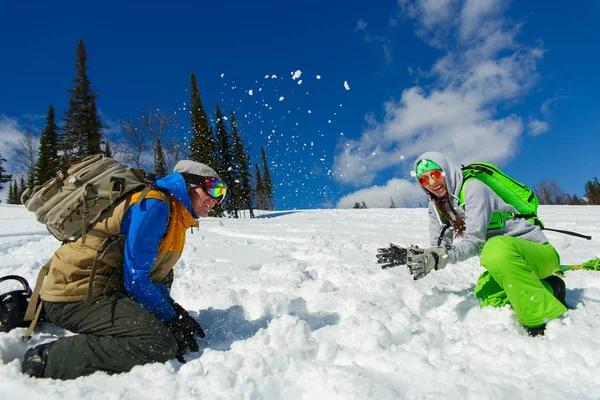 Snowboarders Casal desfrutar da estância de esqui de neve correndo — Fotografia de Stock