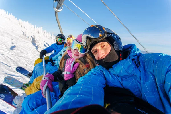 Group of happy friends snowboarding doing selfie — Stock Photo, Image