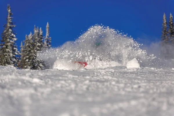 Сноубордист робить різьблення по боках пальця — стокове фото