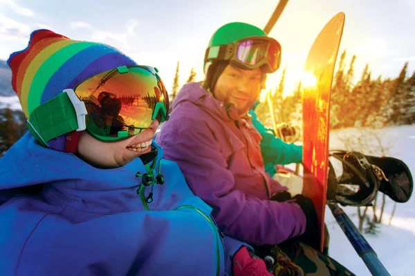 Skupina veselých snowboardistů na mountain resort — Stock fotografie