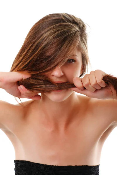 Çekici bir kadın, uzun saçı ısırır. izole — Stok fotoğraf