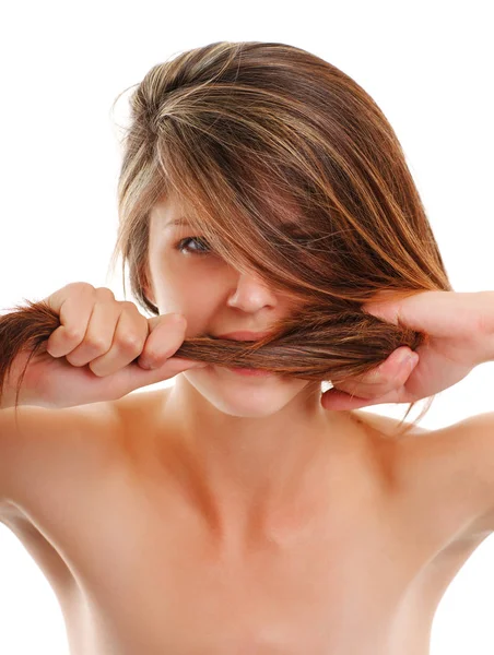 Çekici bir kadın, uzun saçı ısırır. izole — Stok fotoğraf