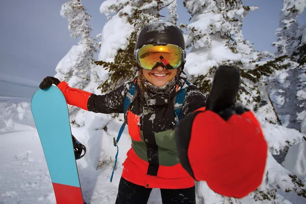 Meisje snowboarder toont duim. — Stockfoto