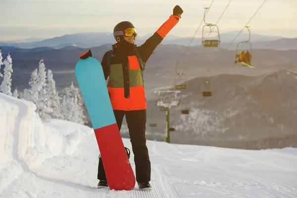 Hermosa joven con una tabla de snowboard — Foto de Stock