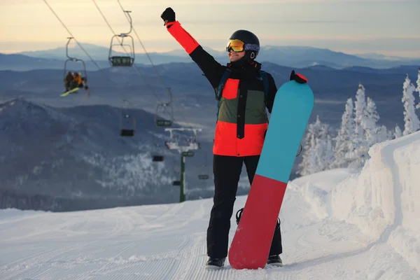 Piękna młoda dziewczyna z snowboard — Zdjęcie stockowe