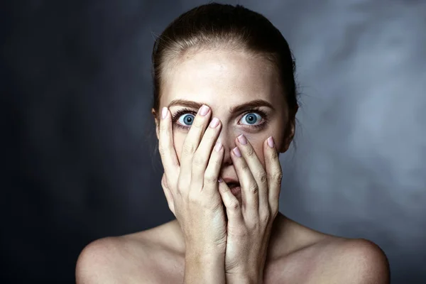 Bang meisje die betrekking hebben op haar gezicht met haar handen — Stockfoto