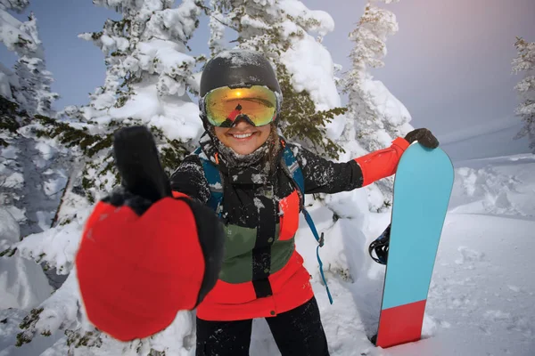 Flicka snowboardåkare visar tummen. — Stockfoto