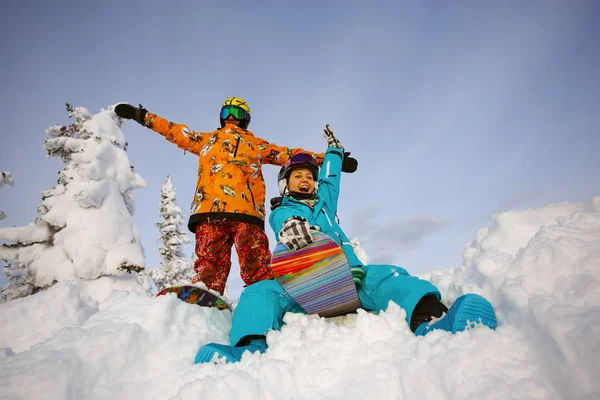 Grupp av vänner snowboardåkare har kul på toppen av berg — Stockfoto