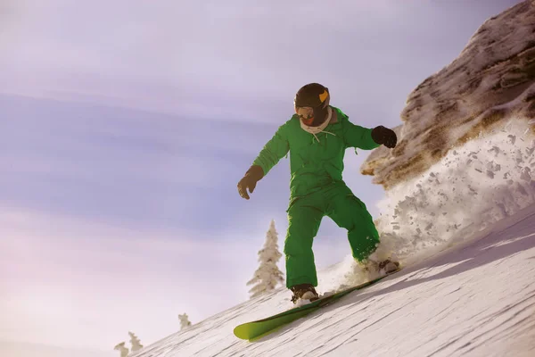 Veloce discesa dello snowboarder in polvere . — Foto Stock