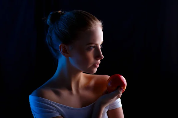 Krásná žena s ovocem — Stock fotografie