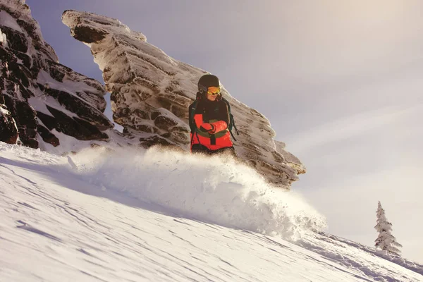 Γρήγορη snowboarder κατάβαση σε σκόνη. — Φωτογραφία Αρχείου