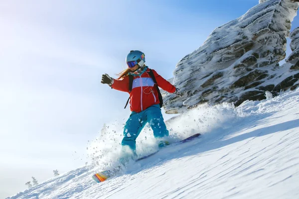 Rychlý snowboardista z kopce v prášku. — Stock fotografie