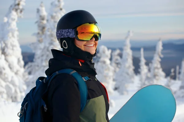 Gadis snowboarding di pegunungan — Stok Foto